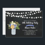 Chalkboard, Mason Jar 50. Geburtstag Einladung<br><div class="desc">Feiern Sie Ihren besonderen Tag mit dieser stilvollen Geburtstagseinladung. Dieses Design bietet Saitenleuchten,  Mason-Glas und Blume-Bouquet mit Chalkboard-Hintergrund.</div>