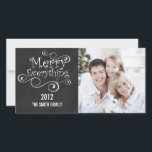 CHALKBOARD MERRY ALLES FEIERTAGSKARTE<br><div class="desc">SENDEN SIE DIESE CHALKBOARD,  URLAUB GREETING FREUNDLICH ALLES CHRISTMAS FOTOKARTE MIT EINEM WHIMSICAL SCHRIFTART MIT WIRBEL. PERSONALISIERT MIT IHREN NAMEN,  FOTO UND JAHR ODER ANDEREN TEXT WIE EINEM FAMILIENMONOGRAMM-ERSTKLASSIV ODER IHRER URLAUBSREIHENDEN BOTSCHAFT.</div>