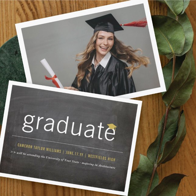 Chalkboard Minimalistisch Graduate Foto Abschluss Ankündigung (Black Chalkboard Minimalist Graduate Photo Graduation Announcement Card @ zazzle.com/color_therapy)