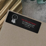 Chalkboard Monogram Wreath Christmas<br><div class="desc">Diese Rücksendeadressen-Aufkleber aus dem Chalkboard-Monogramm sind perfekt für eine moderne Urlaubskarte oder Einladung. Das Schwarz-Weiß-Design zeichnet sich durch einen Kranz aus, mit dem letzten Monogramm, das auf einem Kreidekunsthintergrund mit weißen Weihnachtsbäumen geschmückt ist.</div>