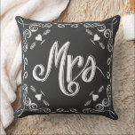 Chalkboard Mrs Brides Pillow Any Color Kissen<br><div class="desc">Dark Charcoal Gray Chalkboard Vintag Moderne Mr. und Mrs. Chalkboard Hochzeit Moderne Vintage Typografie Kissen. Ihr oder Ihm Michigan Staat Sweetheart Wedding Anniversary Pillow oder Bride's Chair am Empfang oder 1. Weihnachtsgeschenk, The 2. Wedding Anniversary ist der Cotton Anniversary. Baumwolle symbolisiert das natürliche Wachstum aller Anpassungsfähigkeit, Vielseitigkeit und Reinheit (wenn...</div>