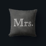 Chalkboard Mrs. Pillow Kissen<br><div class="desc">Niedliches Kissen für die Neuvermählten auf einem illustrierten Chalkboard-Hintergrund. Herr Pillow steht Ihnen ebenfalls zur Verfügung.</div>