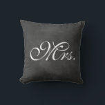 Chalkboard Mrs. Pillow Kissen<br><div class="desc">Extravaganter Typ auf einem illustrierten Chalkboard Hintergrund betont dieses Kissen für den Sweetheart Tisch, Sofa oder Bett. Der koordinierende Kollege Cushion steht ebenfalls zur Verfügung. Wenn Sie die Typfarbe ändern möchten: Klicken Sie auf den Knopf "Anpassen", klicken Sie auf die Zeile des Typs auf der rechten Seite, klicken Sie auf...</div>