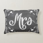 Chalkboard Mrs Sweetheart 2. Hochzeitstag Zierkissen<br><div class="desc">Retro Filigree Ästhetik Chalkboard Niedlich Retro Herzen mit Boho Pfeile. Frau Sweetheart Hochzeit zweiten Jahrestag Kissen. Funny Mrs. Always right Kissen. Gray mit Bistro Stil ästhetische Stände von Garland Unter den Sternen Romantische Master Schlafzimmer Dekor. Unfussy Design mit einer Luft von wiederbelebtem Charme. Sie können Vintage Bistrostil Ästhetik Grau und...</div>