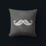 Chalkboard Mustache Außenkissen Kissen<br><div class="desc">Dies ist ein niedliches Freiluftkissen für die Jungvermählten auf einem illustrierten Kalkbrett-Hintergrund. Das Kissen aus dem Kalkbrettmuster auf der Rückseite ist mit einem Herrn geschmückt, der leicht in einen Namen geändert oder gelöscht werden kann. Das koordinierende Kissen mit Lippen steht ebenfalls zur Verfügung, sodass sie sich perfekt für ein Paar...</div>