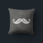 Chalkboard Mustache Außenkissen Kissen<br><div class="desc">Dies ist ein niedliches Freiluftkissen für die Jungvermählten auf einem illustrierten Kalkbrett-Hintergrund. Das Kissen aus dem Kalkbrettmuster auf der Rückseite ist mit einem Herrn geschmückt, der leicht in einen Namen geändert oder gelöscht werden kann. Das koordinierende Kissen mit Lippen steht ebenfalls zur Verfügung, sodass sie sich perfekt für ein Paar...</div>