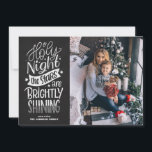 Chalkboard O Holy Night Texte Weihnachts-Foto Feiertagskarte<br><div class="desc">O Heilige Nacht sind die Sterne hell leuchten. Senden Sie Feriengruß und Wünsche an Familie und Freunde mit dieser rustikalen Weihnachtsflachkarte. Es verfügt über ein rustikales Kreideskript mit einem Imitat-Chalkboard-Hintergrund. Dieses Weihnachtslied Fotokarte ist perfekt für diese Feriensaison.</div>