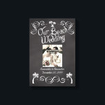 Chalkboard Palm Tree Beach Wedding Foto Leinwanddruck<br><div class="desc">Feiern Sie die Nuptials am Ufer mit dieser blühenden Palme mit einer Skizze an der Tafel mit weißer Kreide. Ideal für ein rustikales Vintages Gefühl bei einer Hochzeit am Strand. Design Copyright © CustomInvitesOnline.com</div>