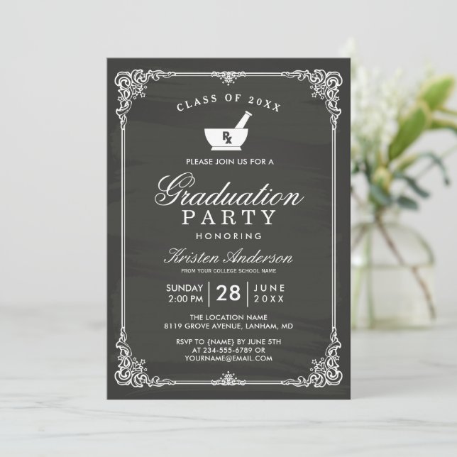 Chalkboard Pharmacy School Graduation Party Einladung (Stehend Vorderseite)