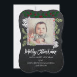 Chalkboard Pine Foto Christmas Feiertagskarte<br><div class="desc">Diese Karte hat alles! Chalkboard Hintergrund,  Heilige Beeren,  Kiefernäste,  Kiefernfüße,  rot,  weiß und YOU! Personalisieren Sie mit Ihrer eigenen Unterschrift und passen Sie mit Ihrem eigenen Foto,  und senden Sie eine Weihnachtskarte in dieser Urlaubszeit,  die sicher eine ist.</div>