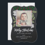 Chalkboard Pine Foto Christmas Feiertagskarte<br><div class="desc">Diese Karte hat alles! Chalkboard Hintergrund,  Heilige Beeren,  Kiefernäste,  Kiefernfüße,  rot,  weiß und YOU! Personalisieren Sie mit Ihrer eigenen Unterschrift und passen Sie mit Ihrem eigenen Foto,  und senden Sie eine Weihnachtskarte in dieser Urlaubszeit,  die sicher eine ist.</div>