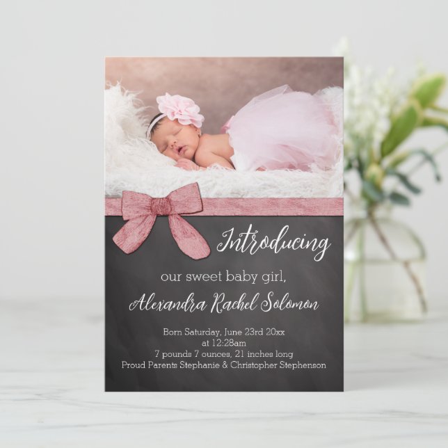 Chalkboard Pink Bow Girl Baby Faire-part de naissa (Debout devant)
