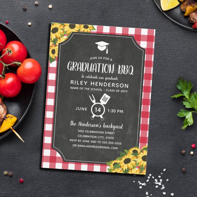 Chalkboard Red Gingham Sunflower Abschluss GRILLEN Einladung (Von Creator hochgeladen)
