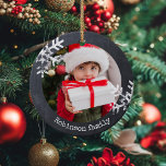 Chalkboard Rustikales Foto Schneeflocken Keramik Ornament<br><div class="desc">Passen Sie dieses Ornament mit Ihrem Foto an und fügen Sie Ihren Familiennamen zusammen mit dem Jahr für diesen großen Weihnachtsweih hinzu.</div>