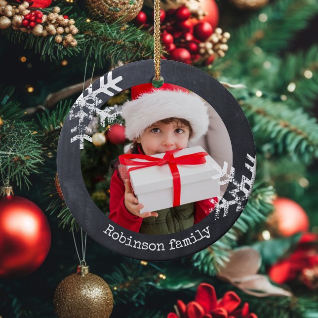 Chalkboard Rustikales Foto Schneeflocken Keramik Ornament (Rustic snowflake family holiday keepsake photo ornament perfect for gifts to bring joy to others.)