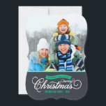 Chalkboard Script Weihnachtsfotokarte Feiertagskarte<br><div class="desc">Das elegante,  moderne Weihnachtsfotografiekarten-Design zeichnet sich durch eine elegante Kalligraphie-Schrift auf einem Imitat-Chalkboard-Textur aus. Personalisieren Sie das Design mit Ihrem eigenen Foto und Namen. Klicken Sie auf den Button "Anpassen",  um mehr Text und Fotos auf der Rückseite hinzuzufügen und Ihr eigenes einzigartiges Design zu erstellen!</div>