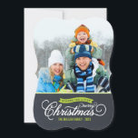 Chalkboard Script Weihnachtsfotokarte Feiertagskarte<br><div class="desc">Das elegante,  moderne Weihnachtsfotografiekarten-Design zeichnet sich durch eine elegante Kalligraphie-Schrift auf einem Imitat-Chalkboard-Textur aus. Personalisieren Sie das Design mit Ihrem eigenen Foto und Namen. Klicken Sie auf den Button "Anpassen",  um mehr Text und Fotos auf der Rückseite hinzuzufügen und Ihr eigenes einzigartiges Design zu erstellen!</div>