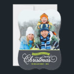 Chalkboard Script Weihnachtsfotokarte Feiertagskarte<br><div class="desc">Das elegante,  moderne Weihnachtsfotografiekarten-Design zeichnet sich durch eine elegante Kalligraphie-Schrift auf einem Imitat-Chalkboard-Textur aus. Personalisieren Sie das Design mit Ihrem eigenen Foto und Namen. Klicken Sie auf den Button "Anpassen",  um mehr Text und Fotos auf der Rückseite hinzuzufügen und Ihr eigenes einzigartiges Design zu erstellen!</div>