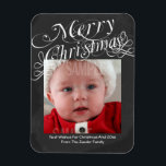 Chalkboard Scroll Schriftart Frohe Weihnachtsvorla Magnet<br><div class="desc">Großer Flexi-Magnet für Weihnachten .. Chalkboard und weiß extravagant Scroll Schriftart Frohe Weihnachtsvorlage .. X-Mas / Geschenkideen für Ihren Urlaub,  um mit Ihrem eigenen Foto und Text zu personalisieren .. von Ricaso ÄNDERN DIE STICHPROBE FOTO ZU EINEM IHREN EIGENEN</div>