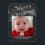 Chalkboard Scroll Schriftart Frohe Weihnachtsvorla Magnet<br><div class="desc">Großer Flexi-Magnet für Weihnachten .. Chalkboard und weiß extravagant Scroll Schriftart Frohe Weihnachtsvorlage .. X-Mas / Geschenkideen für Ihren Urlaub,  um mit Ihrem eigenen Foto und Text zu personalisieren .. von Ricaso ÄNDERN DIE STICHPROBE FOTO ZU EINEM IHREN EIGENEN</div>