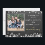 Chalkboard Snowflake Familienjubiläum Weihnachten<br><div class="desc">Senden Sie diese rustikale Chalkboard und Schneeflocke Design Weihnachtsgrüßkarte,  um Ihrer Familie und Freunden eine magische Saison der Festlichkeit zu wünschen. Personalisieren Sie mit Ihrem Foto und Ihrer Botschaft. Foto des Meldebogens: Foto von Kaitlyn Horton über Unsplash</div>