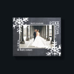 Chalkboard Snowflake Neugezeichnetes Weihnachtsfes Leinwanddruck<br><div class="desc">Passen Sie diese Leinwand mit einem Hochzeitsfest Foto oder einem Foto von Ihnen und Ihrem neuen Ehemann oder Ehefrau genießen das Leben zusammen. Diese Leinwand ist perfekt für die Neuvermählten geeignet und verfügt über einen Schriftart für Schneeflocken und Schreibmaschinen.</div>
