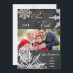Chalkboard Snowflakes Weihnachtsfotokarte Feiertagskarte<br><div class="desc">Machen Sie diese moderne Schneeflocke personalisierte Weihnachtsfotokarte zu Ihrer Weihnachtszeit. Laden Sie einfach Ihr Foto hoch und verwenden Sie die angegebene Vorlage, um einfach Ihre Namen hinzuzufügen, um diese Karte anzupassen. Familie und Freunde werden Liebe haben, eine Weihnachtskarte zu erhalten, die als ein schöner saisonaler Wunsch dient und in dieser...</div>