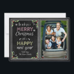 Chalkboard Style Wir wünschen Ihnen frohe Weihnach Feiertagskarte<br><div class="desc">Niedliche Weihnachtskarte im Chalkboard-Stil mit Typografie,  Schneeflocken,  Weihnachts-Blume und Kranz. Zeigen Sie Ihre schönen Bilder in der niedlichen Kreide gezeichnet Rand.</div>