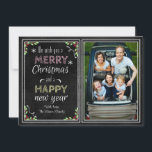 Chalkboard Style Wir wünschen Ihnen frohe Weihnach Feiertagskarte<br><div class="desc">Niedliche Weihnachtskarte im Chalkboard-Stil mit Typografie,  Schneeflocken,  Weihnachts-Blume und Kranz. Zeigen Sie Ihre schönen Bilder in der niedlichen Kreide gezeichnet Rand.</div>