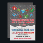 Chalkboard Tacky Christmas Sweater Einladungen<br><div class="desc">So niedlich! Auf der Wäschelinie hängen eine lustige,  kitschige Weihnachtsfeier mit farbenfrohen,  hässlichen Pullover und Westen mit fallendem Schnee und lustiger Typografie auf einem Chalkboard-Hintergrund. Handgezeichnete Abbildung von McBooboo.</div>