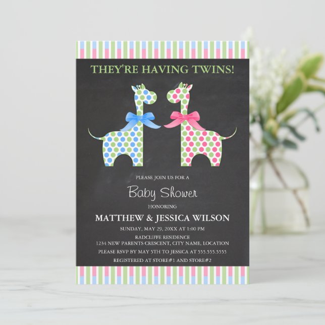 Chalkboard Twin Boy and Girl Giraffe Kinderdusche Einladung (Stehend Vorderseite)