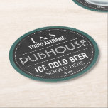 Chalkboard Unterschrift Personalisiertes Paar Runder Pappuntersetzer<br><div class="desc">Grüner Chalkboard-Hintergrund und schwarze Tafelschild-Grafik mit individuellem Text für das glückliche Paar. Personalisieren Sie die Initialen und den Nachnamen und das feststehende Datum für eine einzigartige Hochzeit oder Jubiläumsgeschenk.</div>