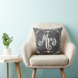 Chalkboard Vintag Modern Mrs Bride Pillow Kissen<br><div class="desc">Chalkboard Vintag Moderne Mr. and Mrs. Chalkboard Wedding Einladungen Sweet und sassy chalkboard Hochzeiten. Sie können diese wunderschöne Vintage Elemente Coral, Blue, Gray und White Vintag Bird Pillow personalisieren, um alles zu sagen, was Ihnen gefällt, oder die bestehende Mrs. für die Braut/Ehefrau zu benutzen oder zwei Mütter und einen Mr...</div>