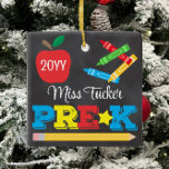 Chalkboard vor dem K-Lehrer Keepake farbenfroh Keramikornament<br><div class="desc">Das Design der Pre-K-Lehrer-Ornamente umfasst einen Apfel, einen Herrscher, Schläger und mutige, bunte lustige Typografie! Klicken Sie auf die Schaltfläche Anpassen für weitere Optionen zur Änderung des Textes! Variationen dieses Designs, zusätzliche Farben sowie koordinierende Produkte sind in unserem Shop, zazzle.com/store/doodlelulu verfügbar. Kontaktieren Sie uns, wenn Sie dieses Design für ein...</div>