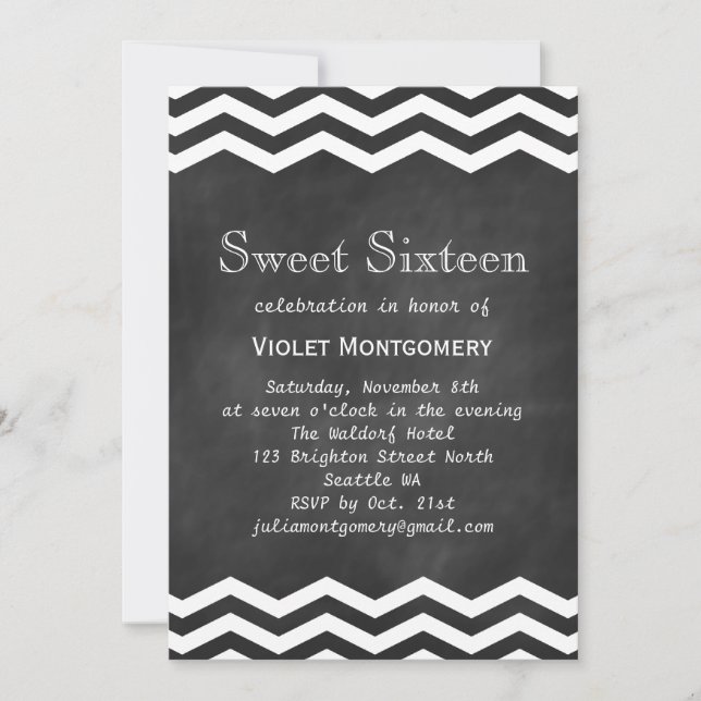 Chalkboard & White Chevrons Sweet 16 Einladung (Vorderseite)