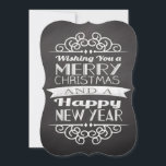Chalkboard wünscht Ihnen frohe Weihnachten Einladung<br><div class="desc">..und ein glückliches neues Jahr! Modernes,  Vintages Landdesign,  dunkelgrauer Hintergrund mit weißen Buchstaben und dekorativen Elementen.</div>