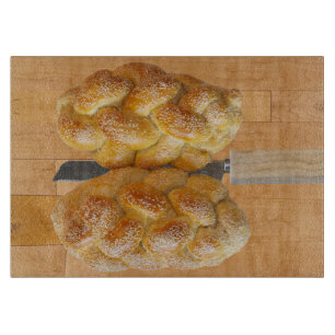 Challah auf Schneidebrett mit Messer