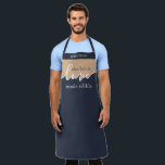 Challah ist eine Liebe, die Essbare NAVY & TAN-Skr Schürze<br><div class="desc">Challah ist Liebe Made Edible. NAVY & TAN. Die Challah Challah ist ein handwerkliches Kunstwerk, mit dem Sie Ihr Meisterwerk mit einem blüh mit dieser schlichten, eleganten ALL-OVER PRINT SCHÜRZE unterschreiben können. Koordinaten mit unserem passenden Challah-Teig, den Sie hier finden:https://www.zazzle.com/collections/coordinated_apron_sets-119984004460509285 UNSER KALLAH-DOUGH DECKT:Backbegeisterte: Lassen Sie sich von Ihrem persönlichen Stil...</div>