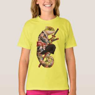 Chamäleon-Samurai – Tätowierter Krieger mit Katana T-Shirt