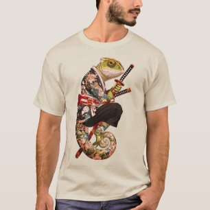 Chamäleon-Samurai – Tätowierter Krieger mit Katana T-Shirt