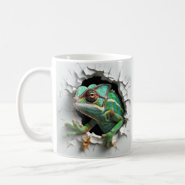 Chameleon, das aus der weißen Wand mit 3D-Effekt e Kaffeetasse (Links)