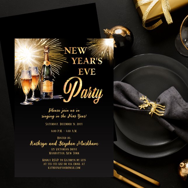 Champagne Fireworks Black Gold Silvester Party Einladung (Champagne with Glasses and Fireworkds Black and Gold Tone New Year's Eve Party Invitation)
