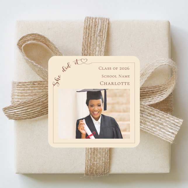 Champagne photo She did it Graduate  Quadratischer Aufkleber (Von Creator hochgeladen)