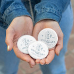 Champagner auf Eis | Après Ski Winter Bachelorette Button<br><div class="desc">Feiern Sie stilvoll mit dem Champagner auf Eis | Après Ski Winter Bachelorette Buttons - ideal, um Ihrem kalten Wetter eine Touch Eleganz hinzuzufügen. Egal ob Sie die Pisten in Aspen, Colorado treffen oder mit einem Glas Champagner am Kamin gemütlich machen, diese Knöpfe sind das ultimative Accessoire für einen stilvollen...</div>