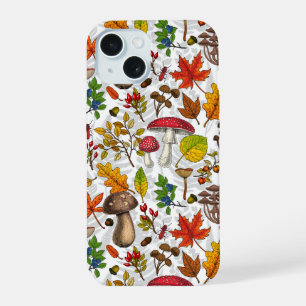 Champignons d'automne, feuilles, noix et baies sur