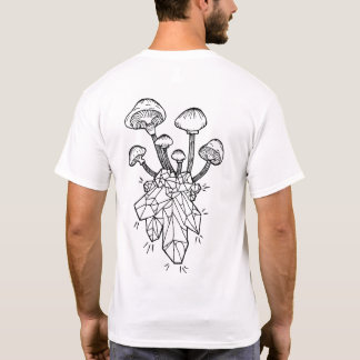 champignons poussant de cristaux sur un t-shirt