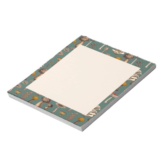 Champignons sauvages sur le Carnet vert de pin (Tourné)