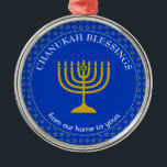 CHANUKAH BLESSINGS | Menorah | Hanukkah Ornament Aus Metall<br><div class="desc">Stilvolles Cobalt Blue CHANUKAH BLESSINGS Metal Ornament mit Imitaten silbernen Stern von David in einem gefliesten Muster im Hintergrund, und ein Imitat goldenen Menorah in der Mitte. Der Text liest CHANUKAH BLESSINGS VON UNSERER ZUHAUSE ZU YOURS und ist KUNSTBAR, sodass Sie die Nachricht nach Belieben ändern oder durch einen Namen...</div>