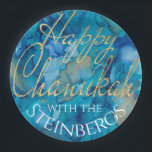 Chanukah Blues und Golds Pappteller<br><div class="desc">Chanukah Blues und Golds Paper Teller. Entfernen Sie Text und fügen Sie Ihren eigenen Platz auf der Platte mit Ihrem bevorzugten Schriftart, Stil, Farbe und Größe. Alle Designelemente können bearbeitet werden. Danke, dass ihr angehalten und vorbeigekommen seid! Viel geschätzt! Happy Chanukah/Hanukkah! Größe und Stil: 9" Rundpapier-Platte werfen Sie ein spektakuläres...</div>