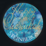 Chanukah Blues und Golds Pappteller<br><div class="desc">Chanukah Blues und Golds Paper Teller. Entfernen Sie Text und fügen Sie Ihren eigenen Platz auf der Platte mit Ihrem bevorzugten Schriftart, Stil, Farbe und Größe. Alle Designelemente können bearbeitet werden. Danke, dass ihr angehalten und vorbeigekommen seid! Viel geschätzt! Happy Chanukah/Hanukkah! Größe und Stil: 9" Rundpapier-Platte werfen Sie ein spektakuläres...</div>